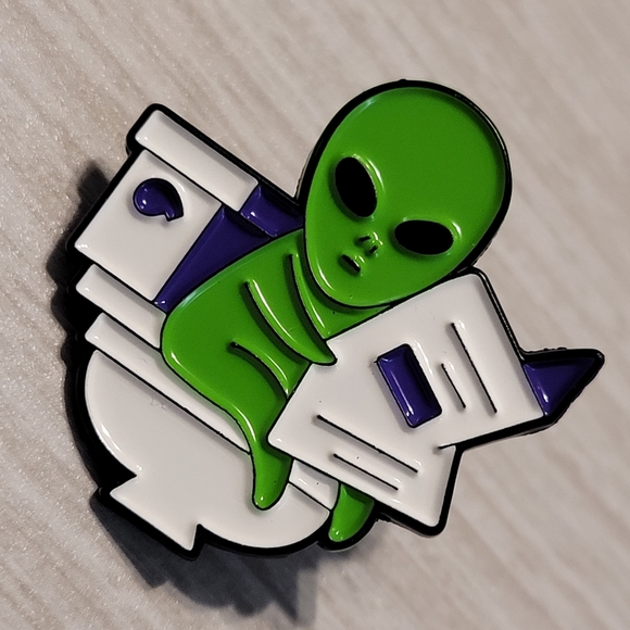 Alien Reading A Newspaper On The Toilet Enamel Pin - Picture 3 of 8
